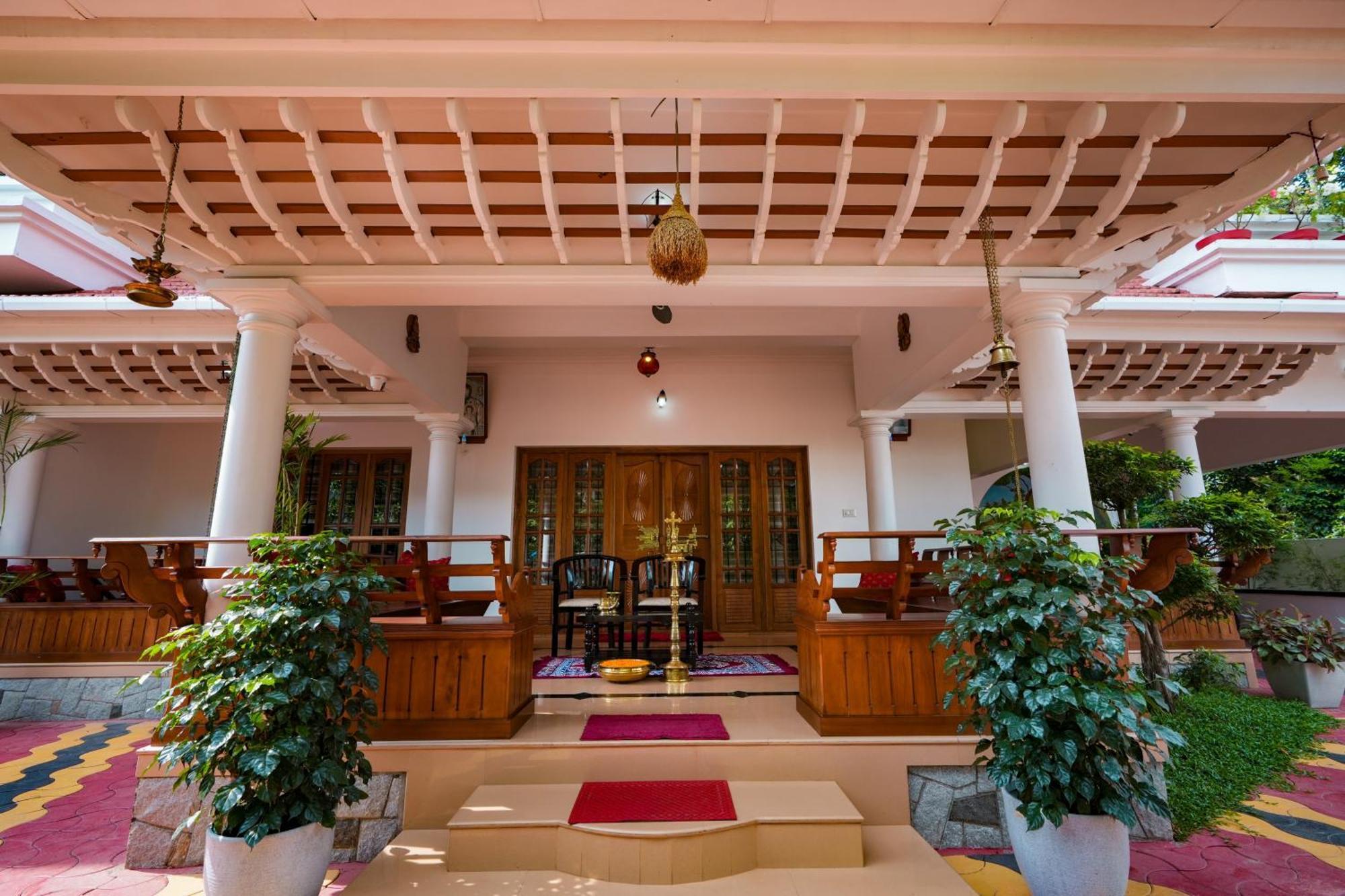 Parudeesa - Heavenly- Luxurious Palace Look-Near Cbd - Kerala - India With Breakfast Kaladi Exterior photo